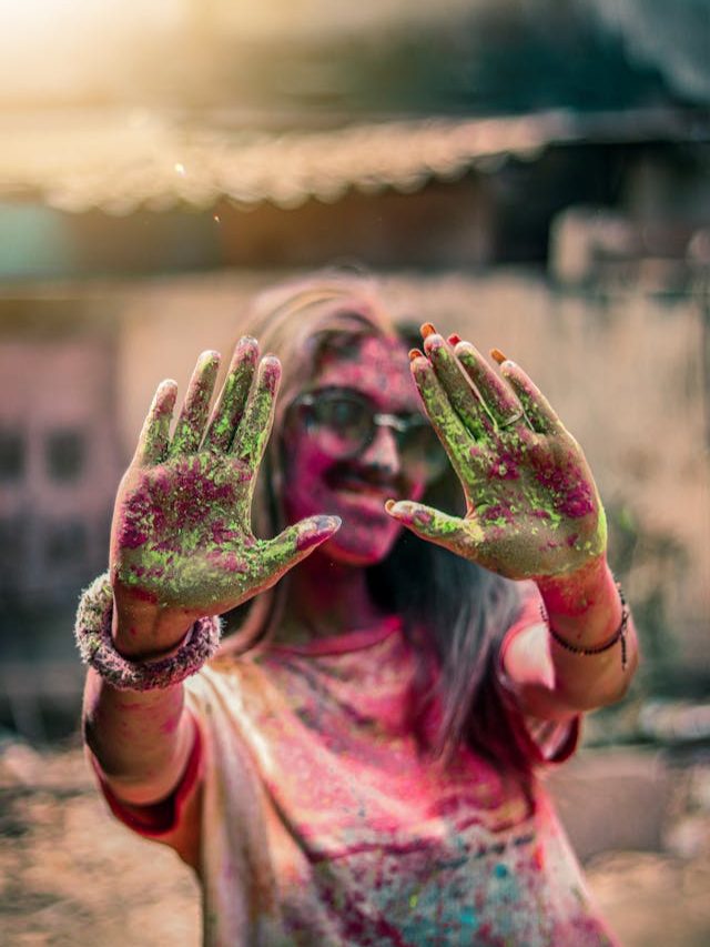 ত্বক থেকে দোলের জেদি রঙ তুলবেন কীভাবে?