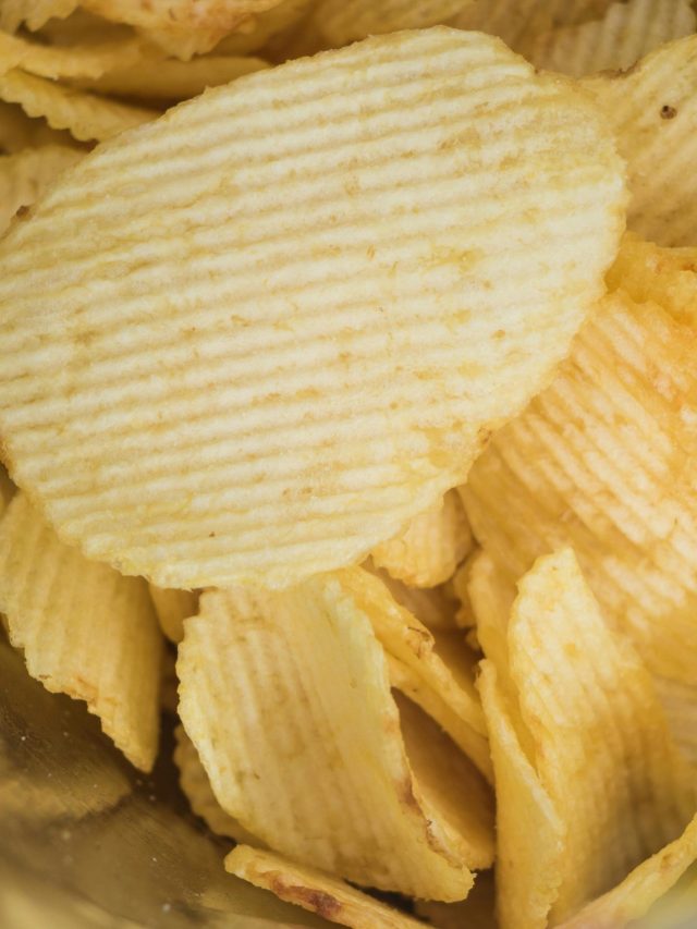 চিপস খেলেই বাড়বে ওজন, আর কী কী ক্ষতি হবে?