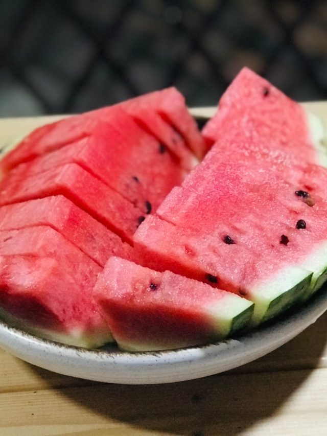 তরমুজ বীজ সমেতই খেয়ে ফেলছেন, জানেন শরীরে কী কী ঘটবে?