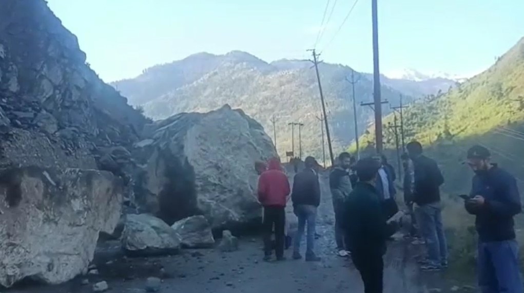 जम्मू-श्रीनगर हाईवे पर लैंडस्लाइड, NH-44 बंद, सड़कों पर फंसे वाहन