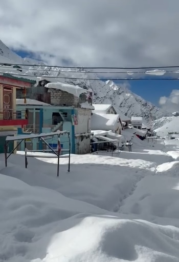 केदारनाथ धाम में 5 फीट तक जमी बर्फ, बद्रीनाथ में चांदी से चमक रहे पहाड़, देखें वीडियो