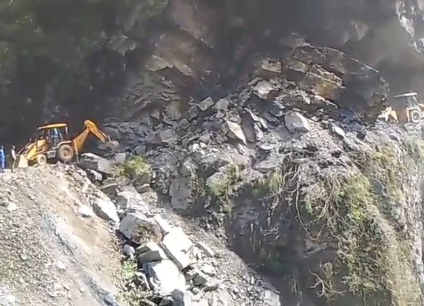 भरभराकर सड़क पर गिरा पहाड़, चंबा में दिल दहलाने वाला लैंडस्लाइड! देखें LIVE वीडियो