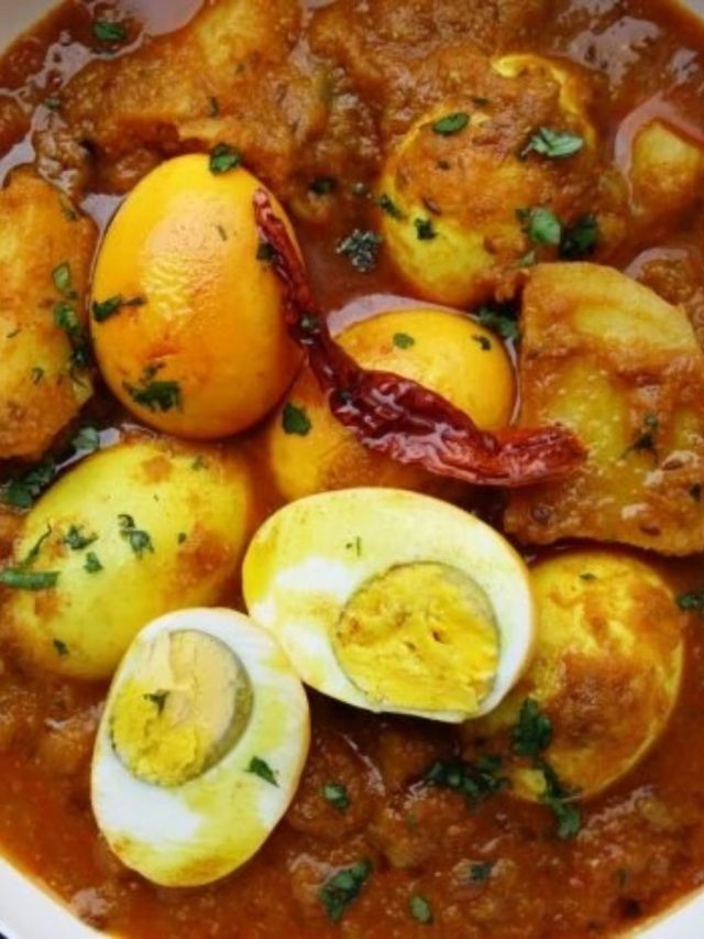 কাঁচা আম দিয়ে  টক-মিষ্টি  ডিমের ডালনা,ঝরঝরে ভাতের সঙ্গে জমে যাবে