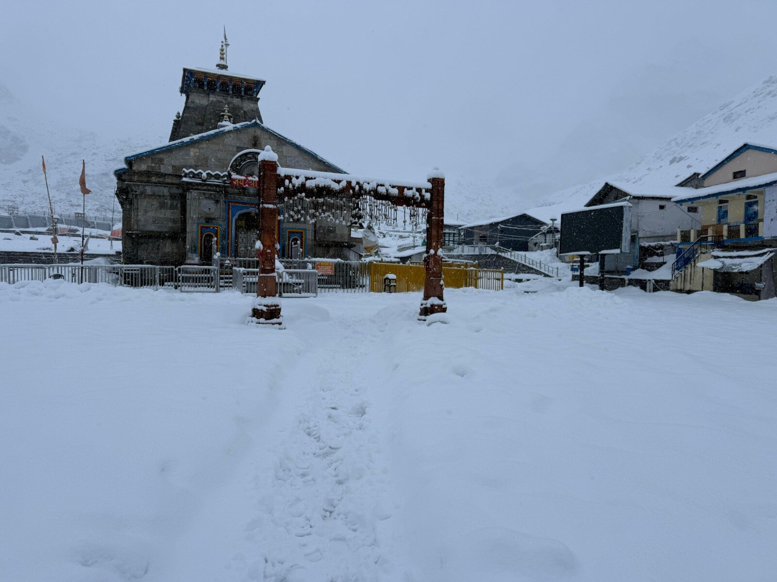 केदारनाथ धाम में जमकर बर्फबारी, सफेद हुआ मंदिर परिसर, Video