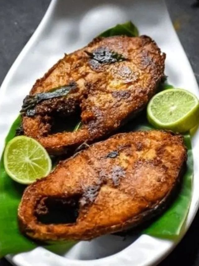 বাইরে মুচমুচে ভিতরে নরম, তেল ছেড়ে এবার জলেই ভাজুন মাছ