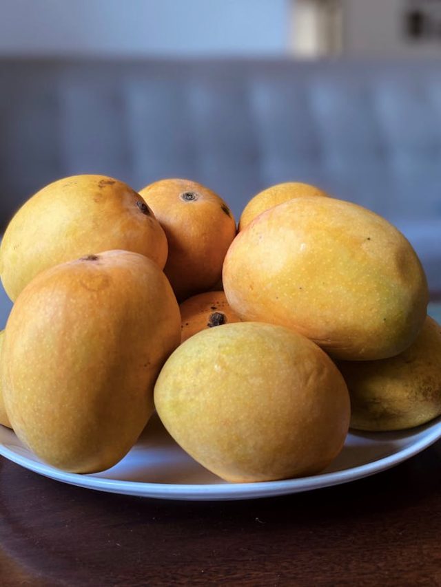 প্রচুর গুণাগুণ, আমের খোসা ফেলে না দিয়ে এভাবে খান