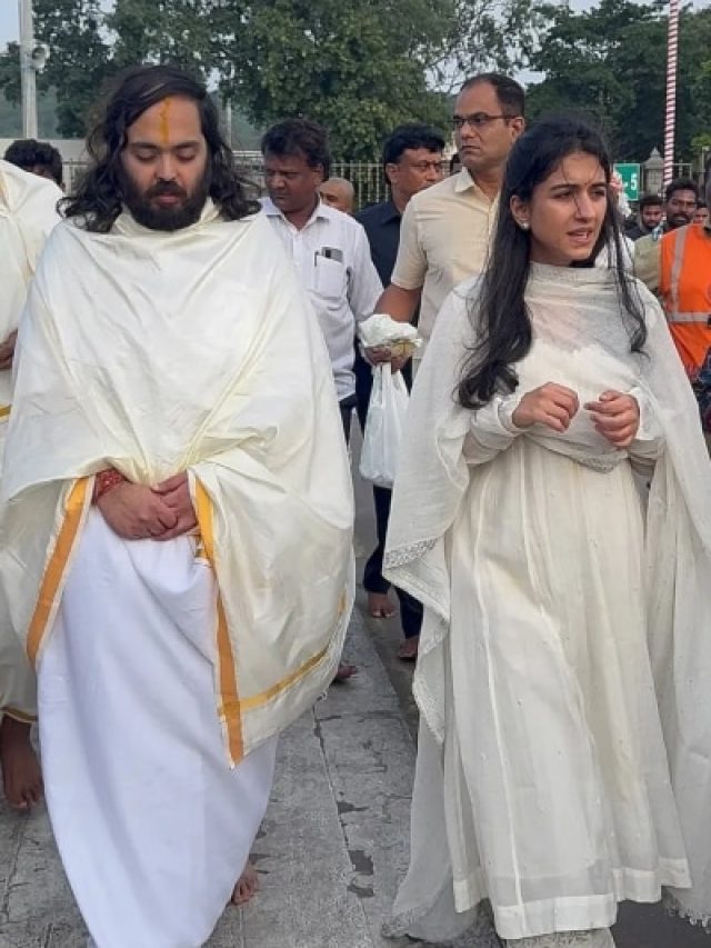 पति अनंत संग नंगे पैर तिरुपति बालाजी के दर पर पहुंचीं राधिका मर्चेंट, पहना था सिंपल सूट; PHOTOS