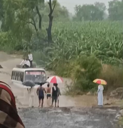 घरों में घुसा बाढ़ का पानी, गिर गए मकान, जलगांव में बारिश से भारी नुकसान