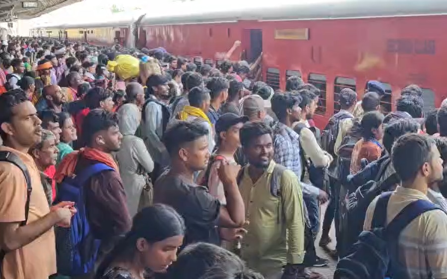 कटिहार स्टेशन पर सिपाही भर्ती परीक्षार्थियों की भीड़, खिड़की से ट्रेन में घुसे छात्र