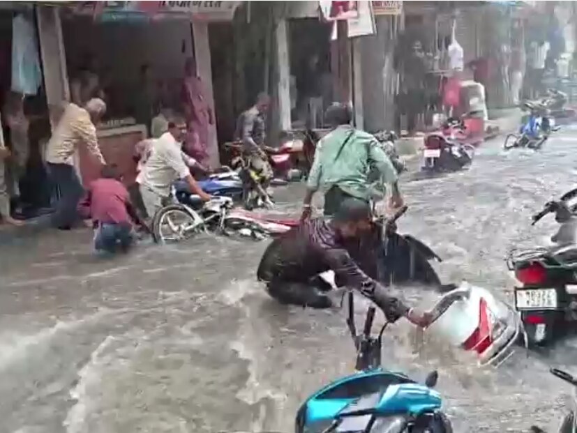 सड़कें बनीं दरिया, तिनके की तरह बहने लगीं बाइक्स, सीहोर में बारिश से बुरा हाल