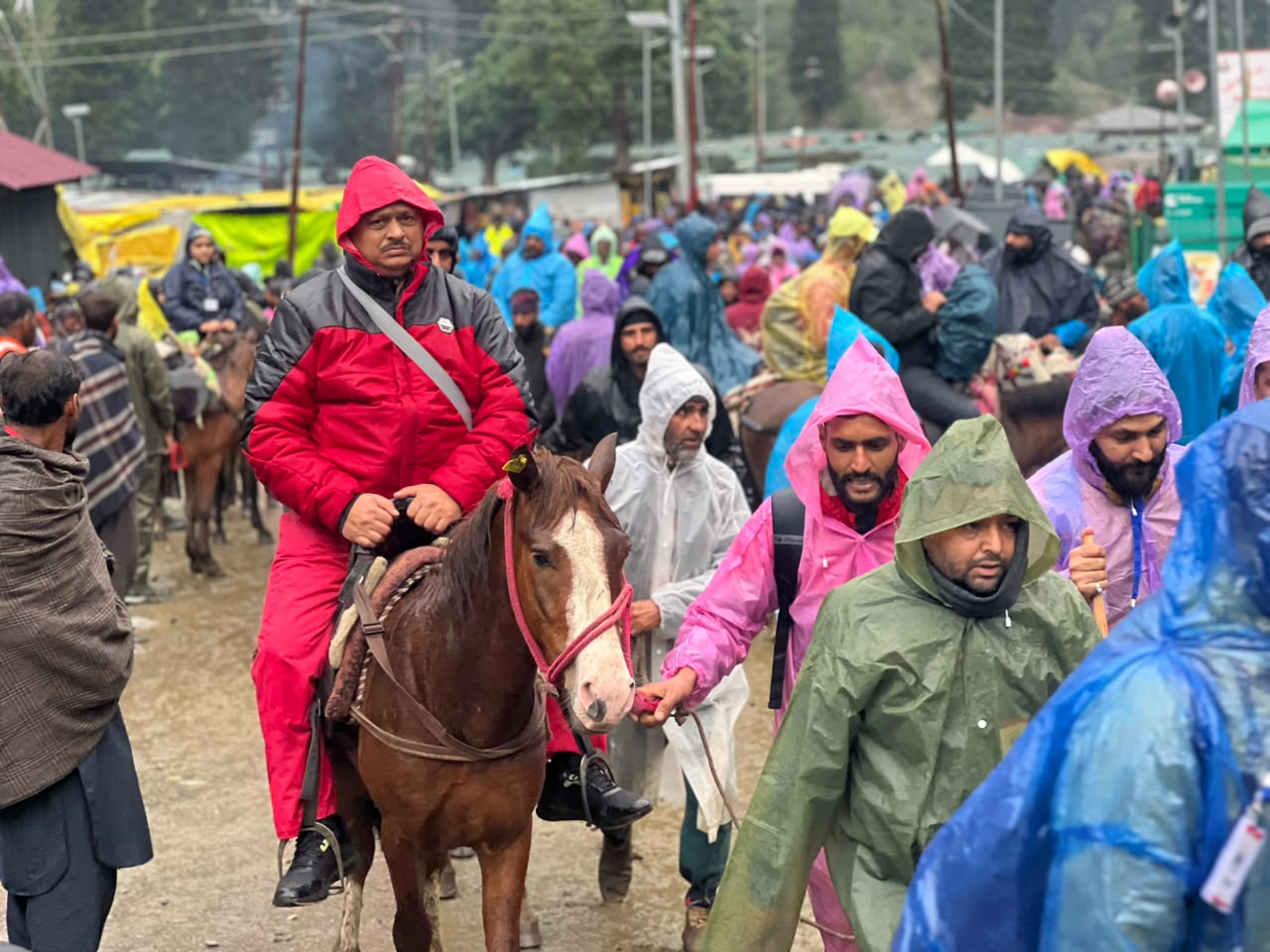 बाबा बर्फानी के जयकारों की गूंज, बारिश के बीच बालटाल से शुरू हुई अमरनाथ यात्रा