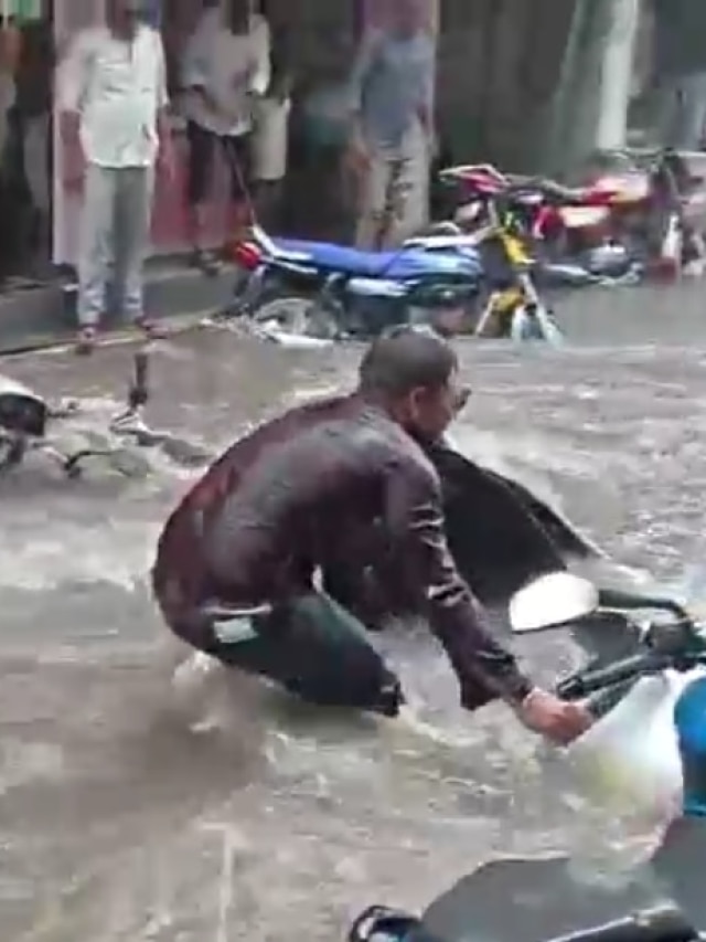 सड़कें बनीं दरिया, तिनके की तरह बहने लगीं बाइक्स, सीहोर में बारिश से बुरा हाल