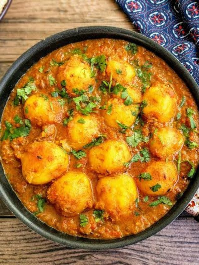 কাশ্মীরি আলুর দম, এভাবে বানালে আঙুল চাটতেই হবে