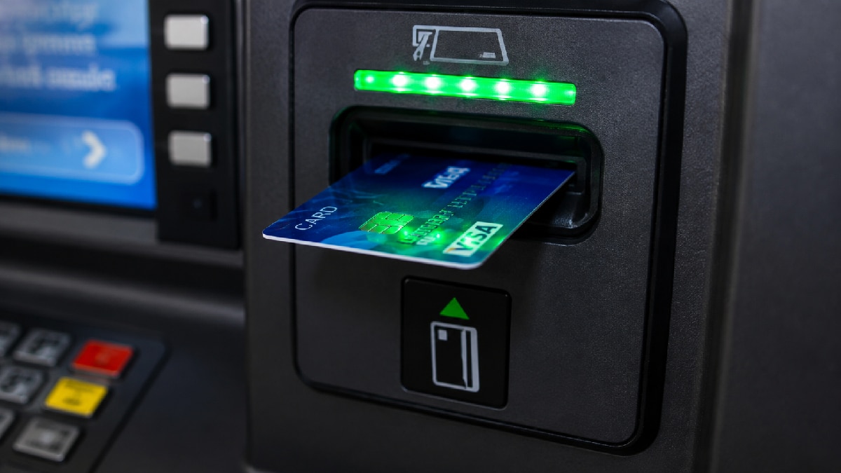 ATM मशीन कार्ड को क्यों पकड़कर रखती है? 99% लोग नहीं जानते
