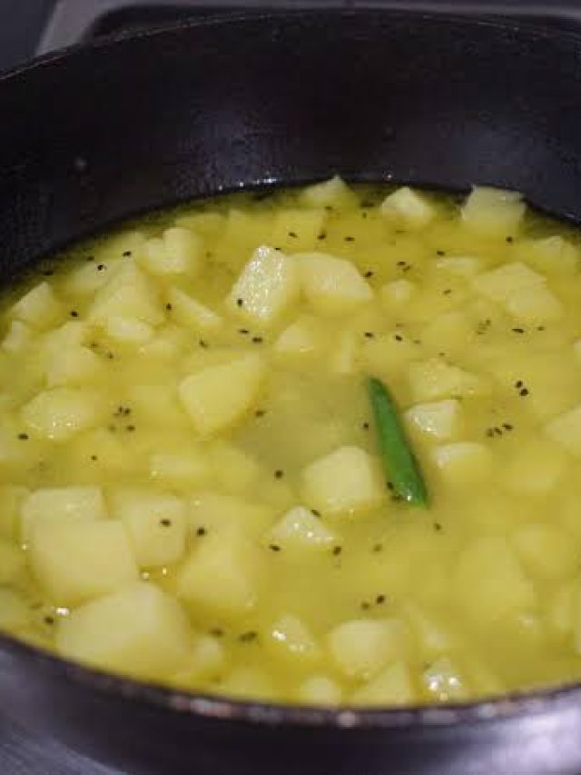 লুচি-পরোটার দোসর সাদা আলুর তরকারি, এভাবে বানালে আঙুল চাটবেন