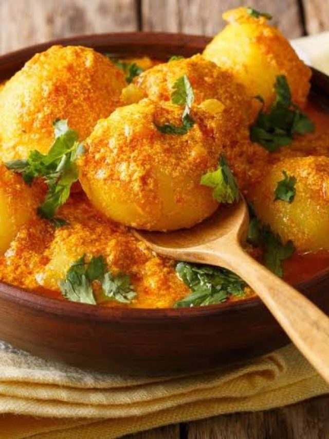মা-কাকিমাদের স্টাইলে নিরামিষ আলুর দম, স্বাদ ভুলবেন না