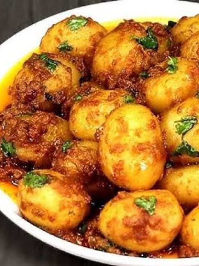 গন্ধে পুরো বাড়ি ম ম, আলুর দমে হিং পড়লে উফফ