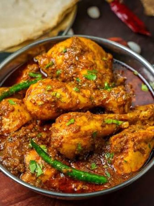 গরম ভাতে ঝাল ঝাল চিকেন, মুরগীর লাল ঝোলের রেসিপিটা কী?