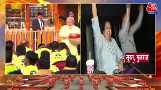 श्रमिकों पर पुष्पवर्षा